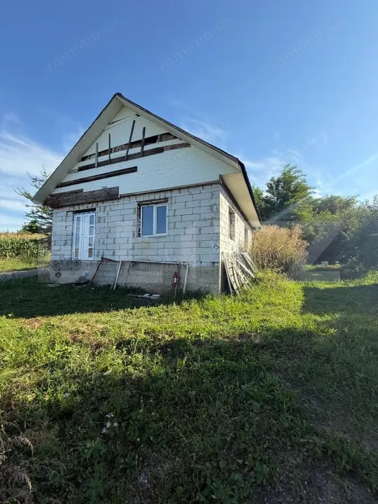 Casa la rosu, 64 mp + teren de 2600 mp, zona Frumoasa