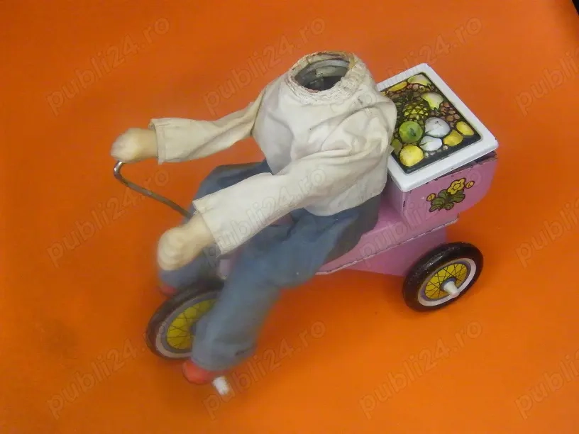 Colectionar caut jucarii vechi din orice tara, dinainte de 89 cu cheita sau baterii