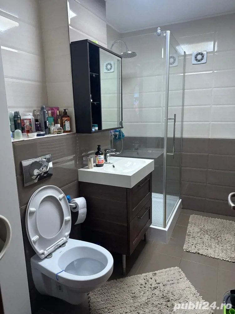 vând apartament cu 3 camere 