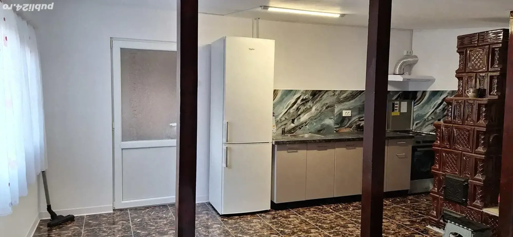 închiriez 1 camera la casă cu bucatarie si baie 