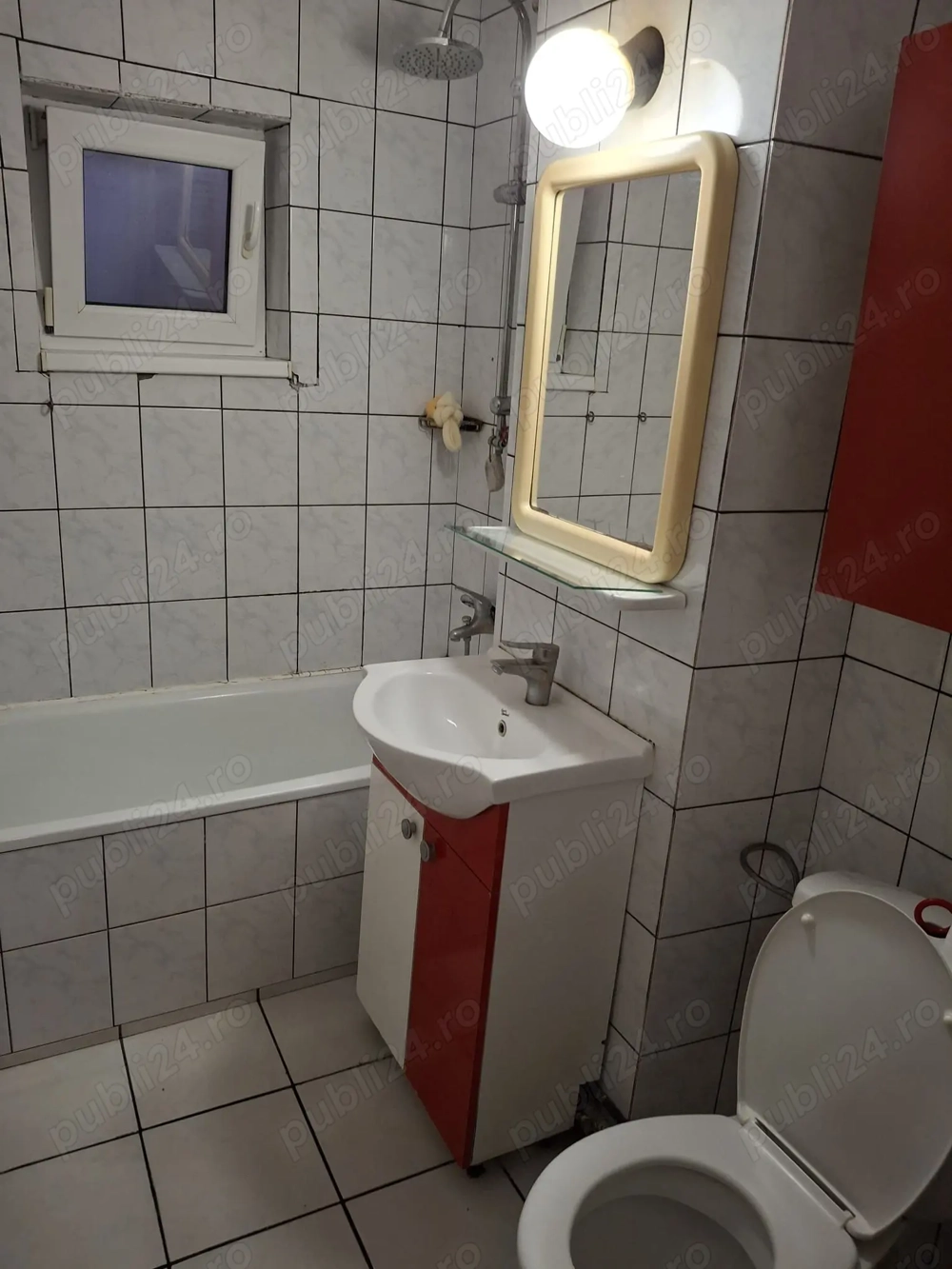 Închiriez apartament cu 3 camere 