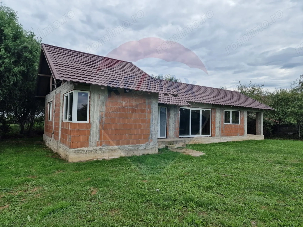 Casă la rosu spre vânzare,  Busag, acces privat