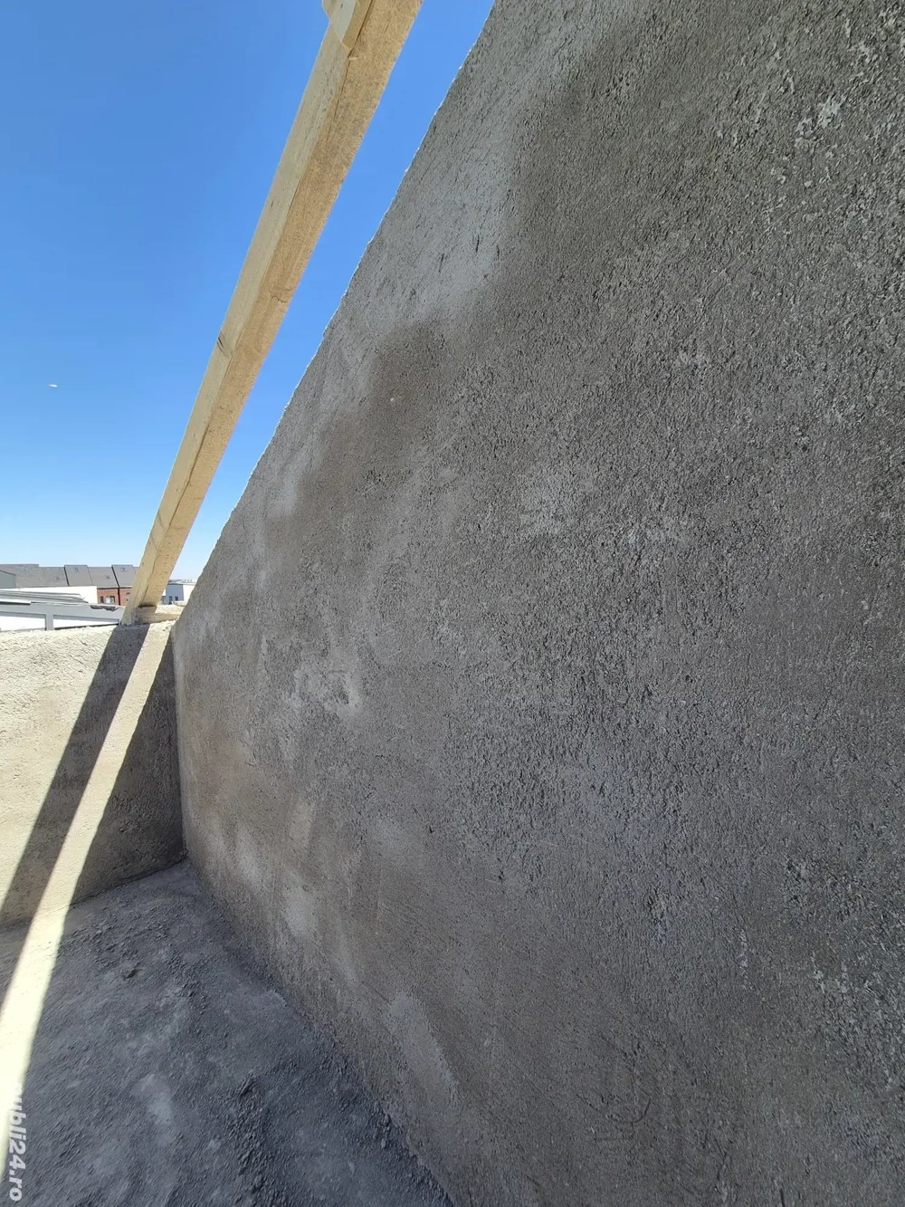 Angajez muncitori pentru tencuieli mecanizate   lucrări în Ploiesti și Sinaia