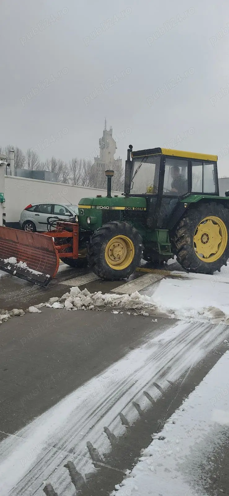 Tractor John Deere cu lama pt deszăpezire 