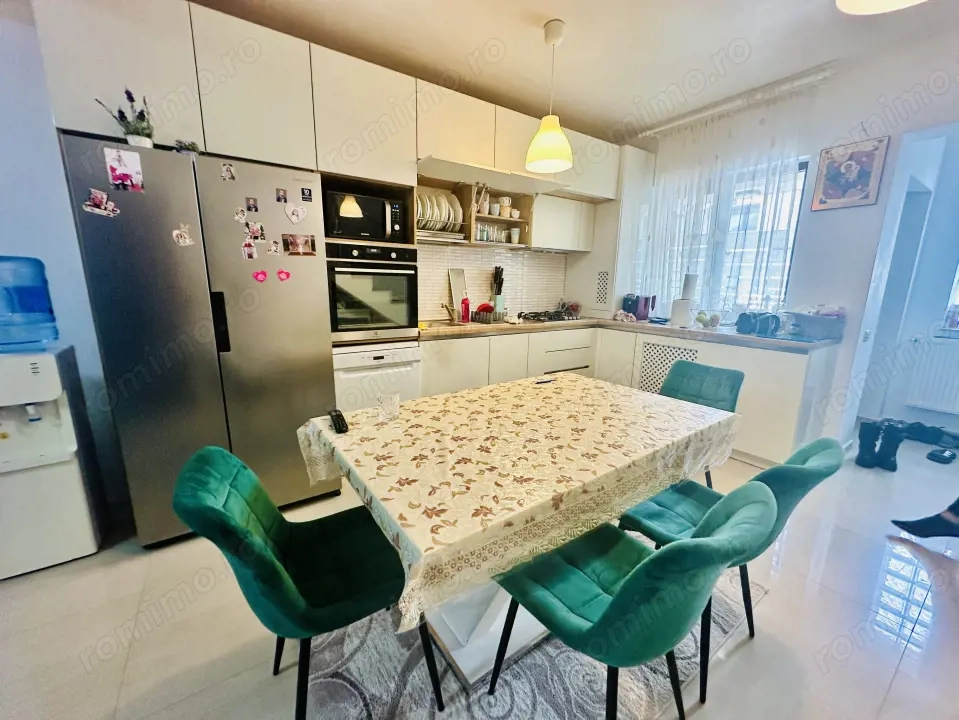 Casă superbă înșiruită cu 3 camere și curte lângă școala Petru Rareș 