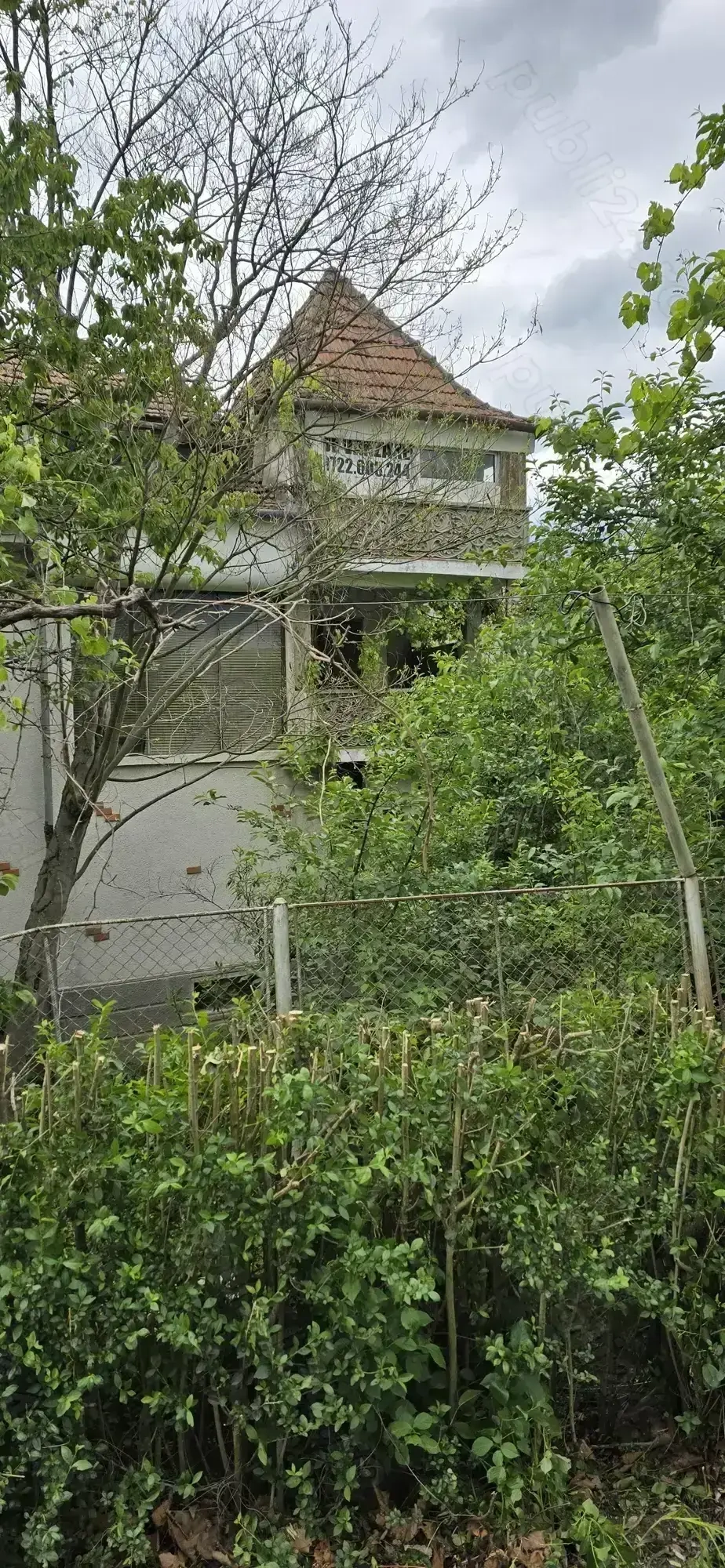 Vilă cu etaj în Caransebeș, zona Teiuș, lângă Gugulanu.