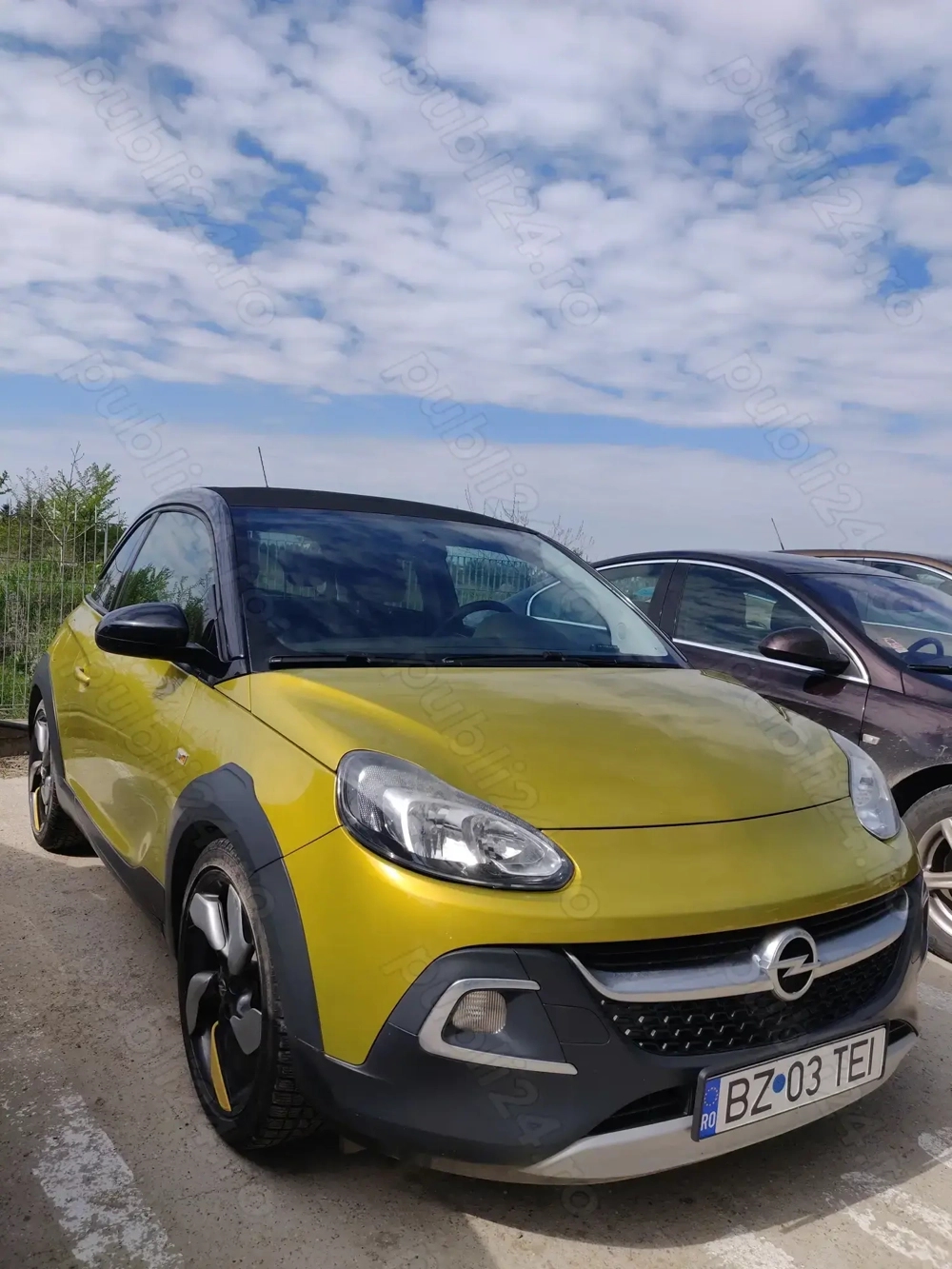 Opel Adam Rocks 1.4 cu trapă decapotabilă, prima înmatriculare 2017
