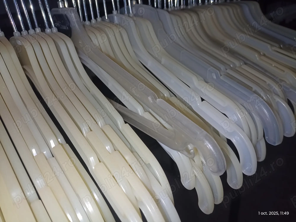 Vând umerașe de plastic 