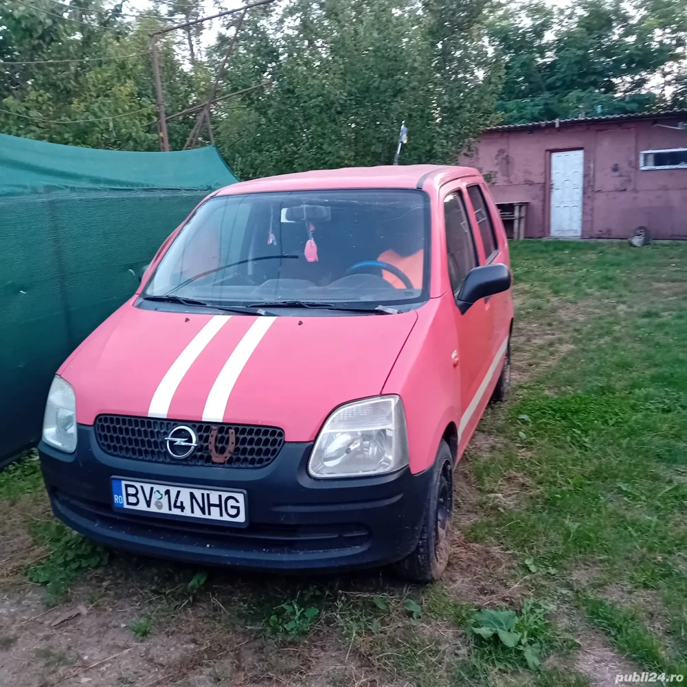 Vând masina pentru piese