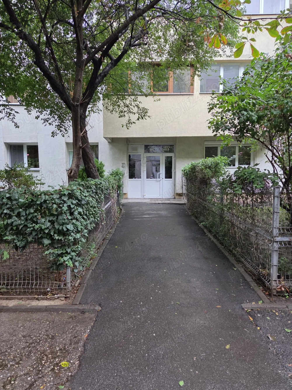 Vand apartament 3 camere langa Liceul Lucian Blaga Vand apartament 3 camere langa Liceul Lucian Blaga