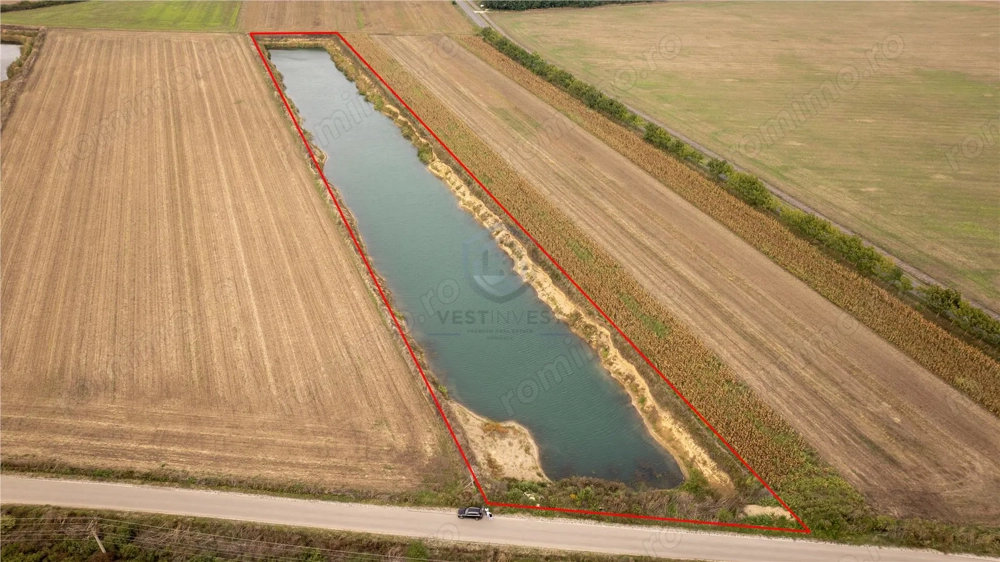 Teren extravilan Santau cu luciu de apa