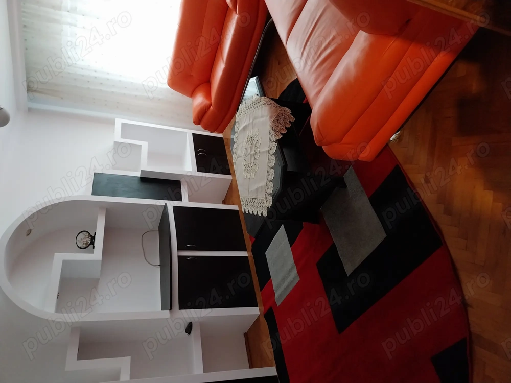Închiriez apartament cu trei camere  