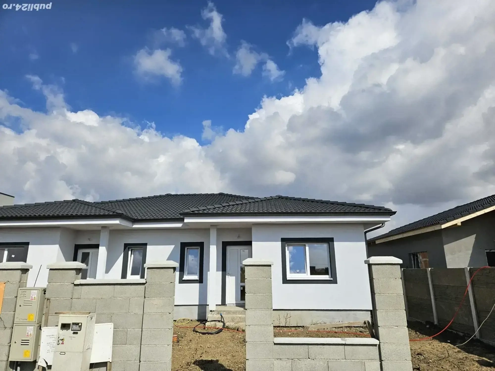 Vănd 1 2 duplex in Mosnita Veche