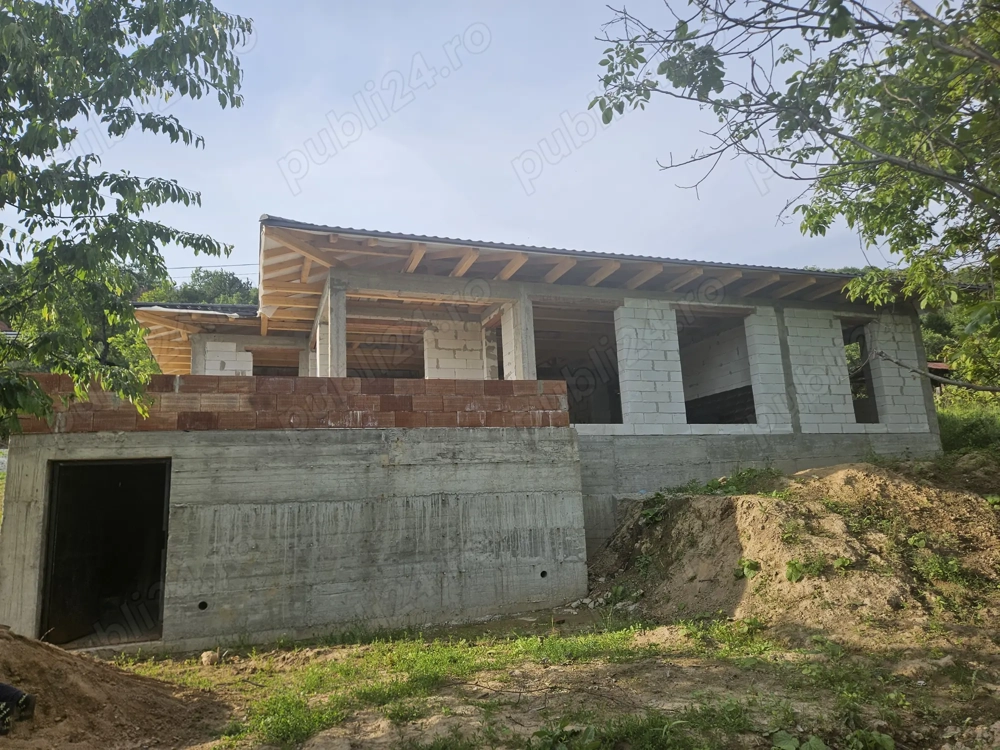 Casa la rosu in cicarlau