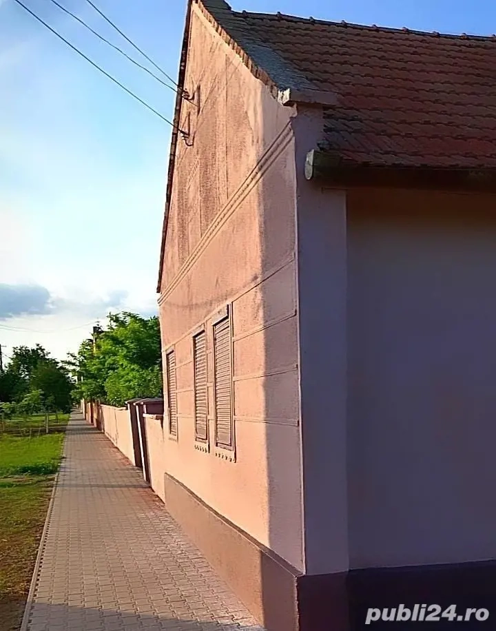 Se vinde sau se schimbă cu locuință, în Arad, casă cu teren de aproximativ 1500mp, în comuna Felnac