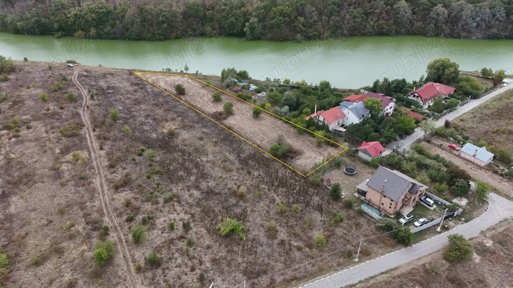 Teren pe malul lacului Branesti