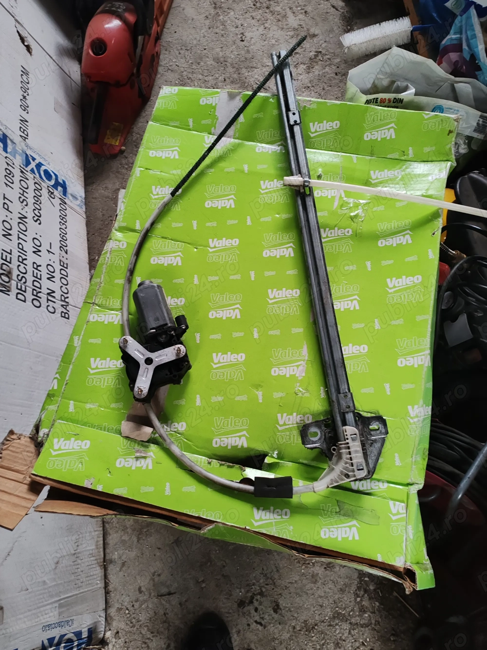 Vând macara electrica geam