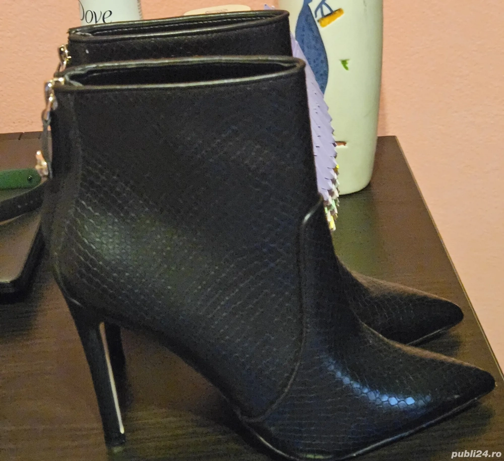 botine de piele marca Guess 