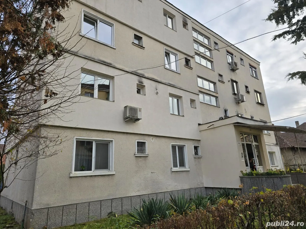 Proprietar vând apartament decomandat 3 camere 90 mp Brad zona Spital