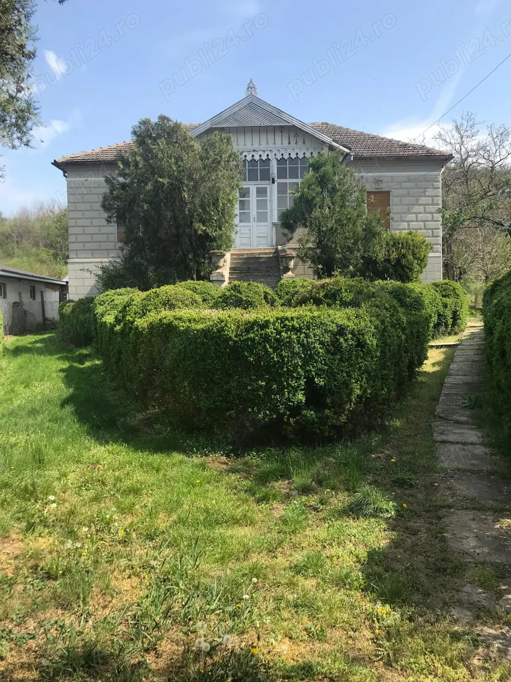 De vanzare vila Cuvin