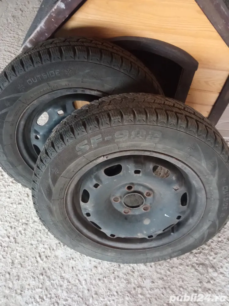 vând două anvelope 