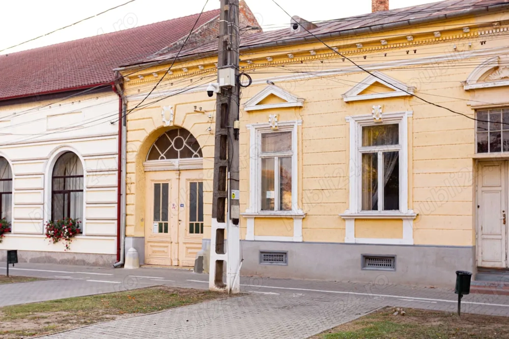 Vand casa ultracentral in Pecica