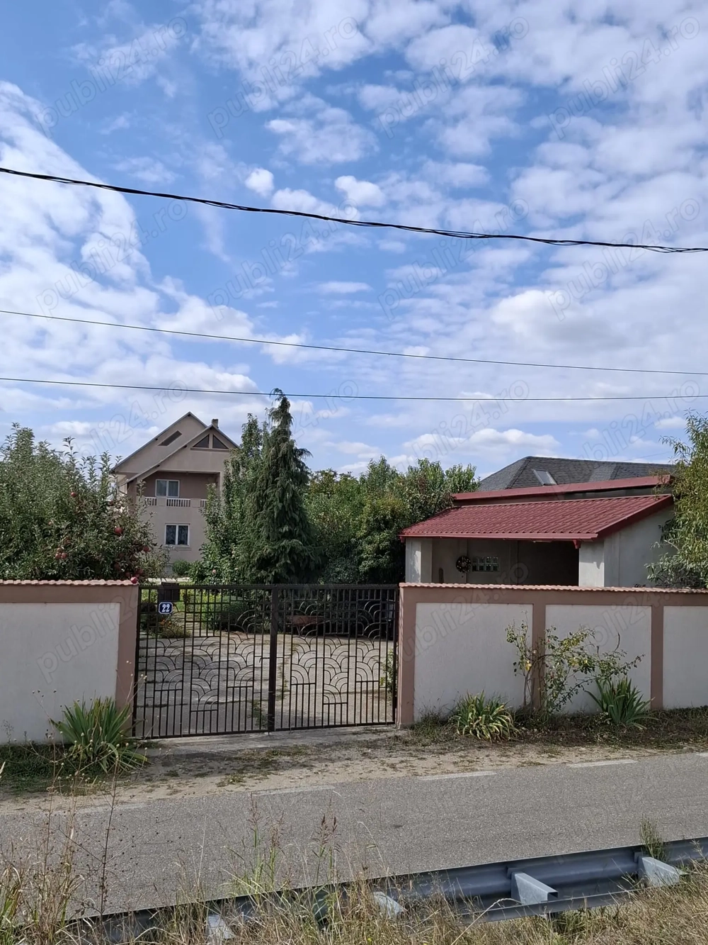 Vilă cu piscină și livadă