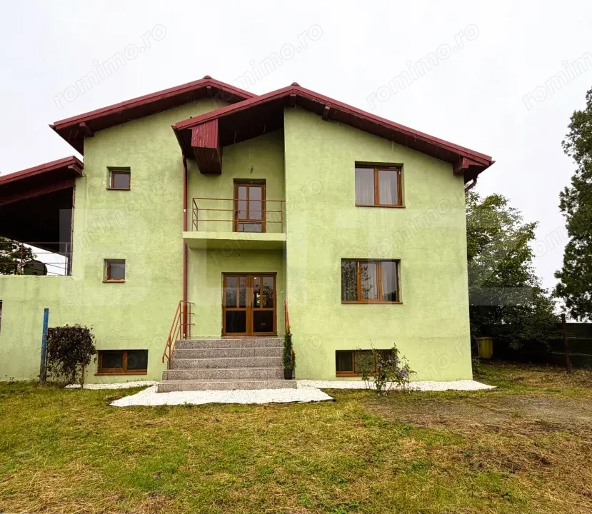 Vilă 380mp, cu panoramă și curte de 2100 mp în Cârcea