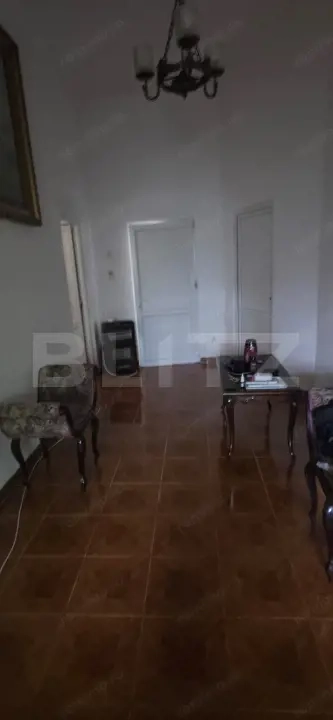 Casa 4 camere , teren 285 mp, zona semi-centrala