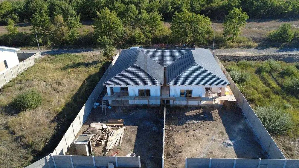 Duplex pe parter  - despartit prin camera tehnica - posibilitate alegere finisaje - Albina