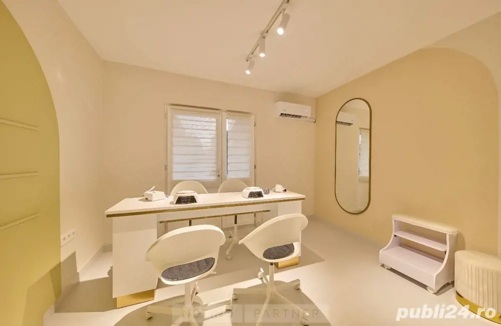 Închiriez două posturi de manichiură  Închiriez două posturi de manichiură