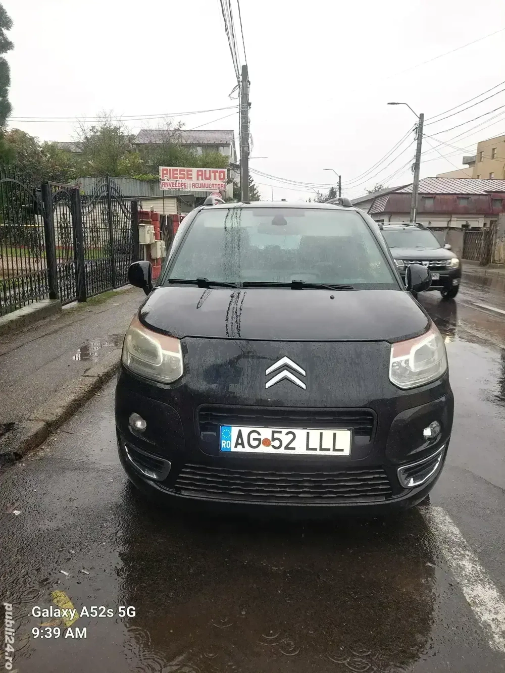 De vinzare una din două  autoturisme 