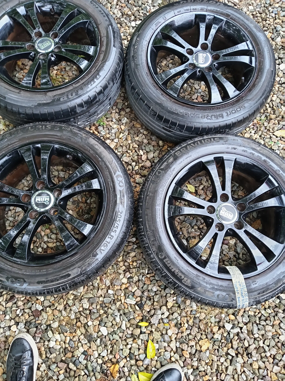 Jante aliaj cu anvelope noi și table echipate cu anvelope M+ S