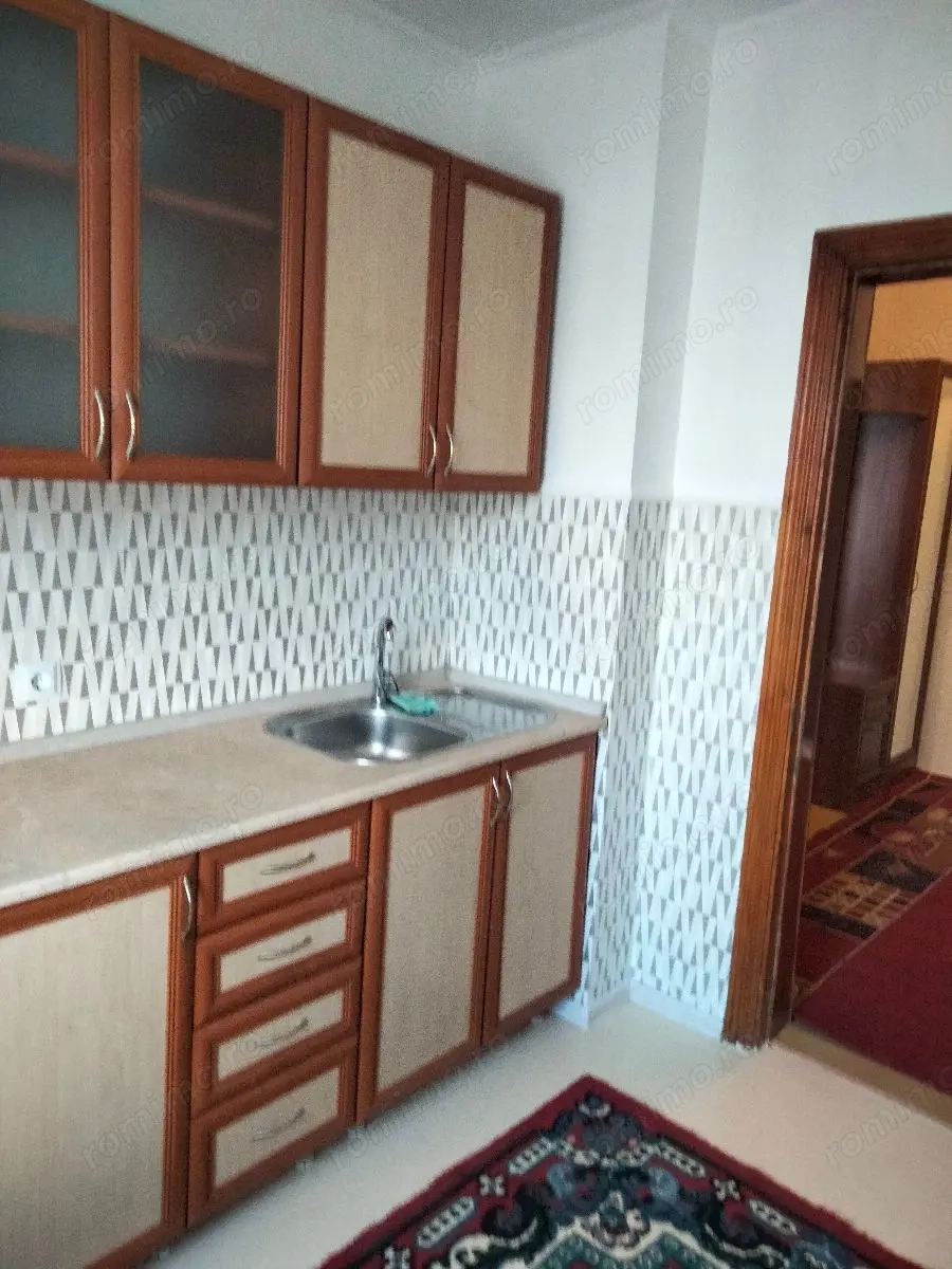 vanzare un apartament cu 2 camere zona Aradului