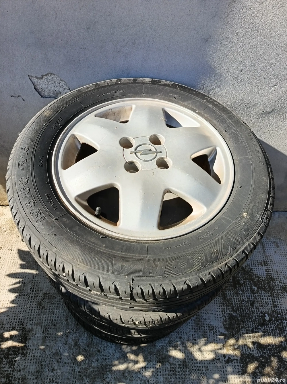 vând un Set complet de genți cu cauciucuri de iarna 195/60/R15 in stare bună preț 