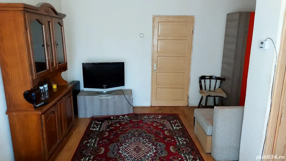 închiriez garsoniera 