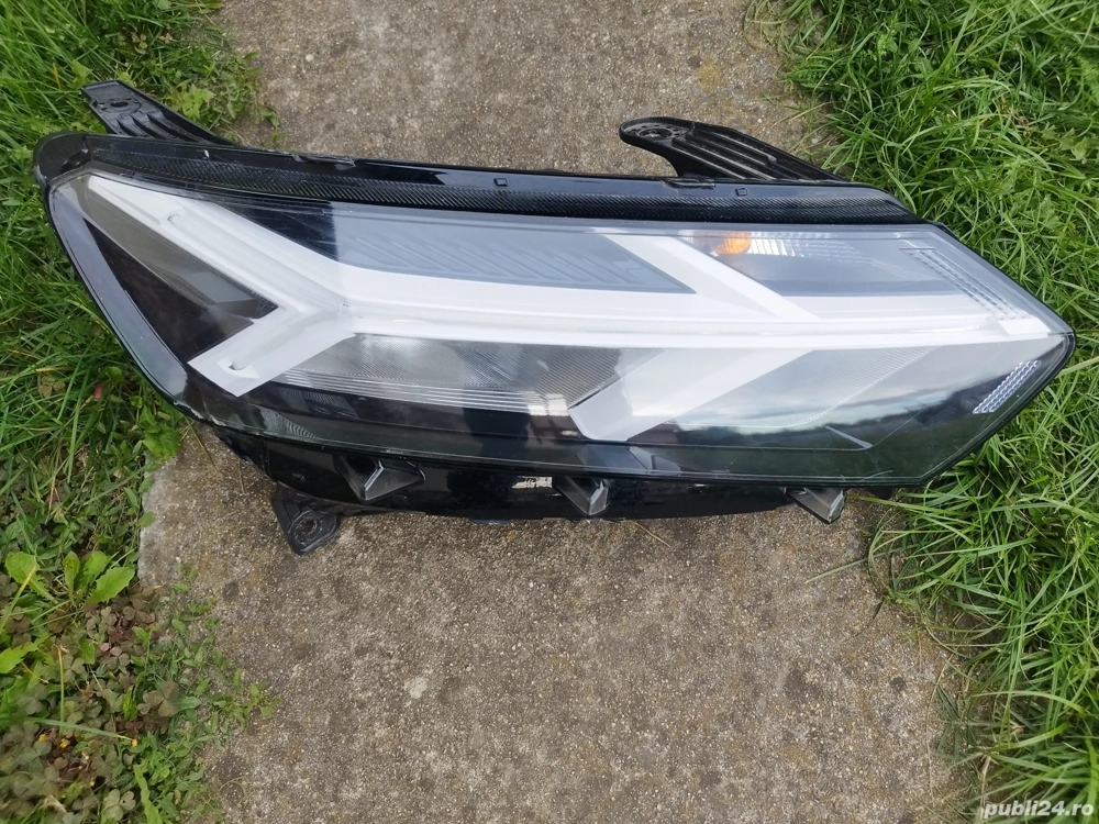 Logan 3  Far față dreapta 