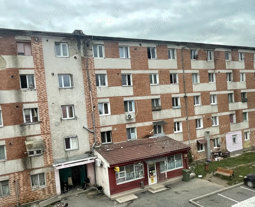 Se vinde cameră- Bloc CM 5, Hunedoara , lângă Parcul Corvin, semi renovată 