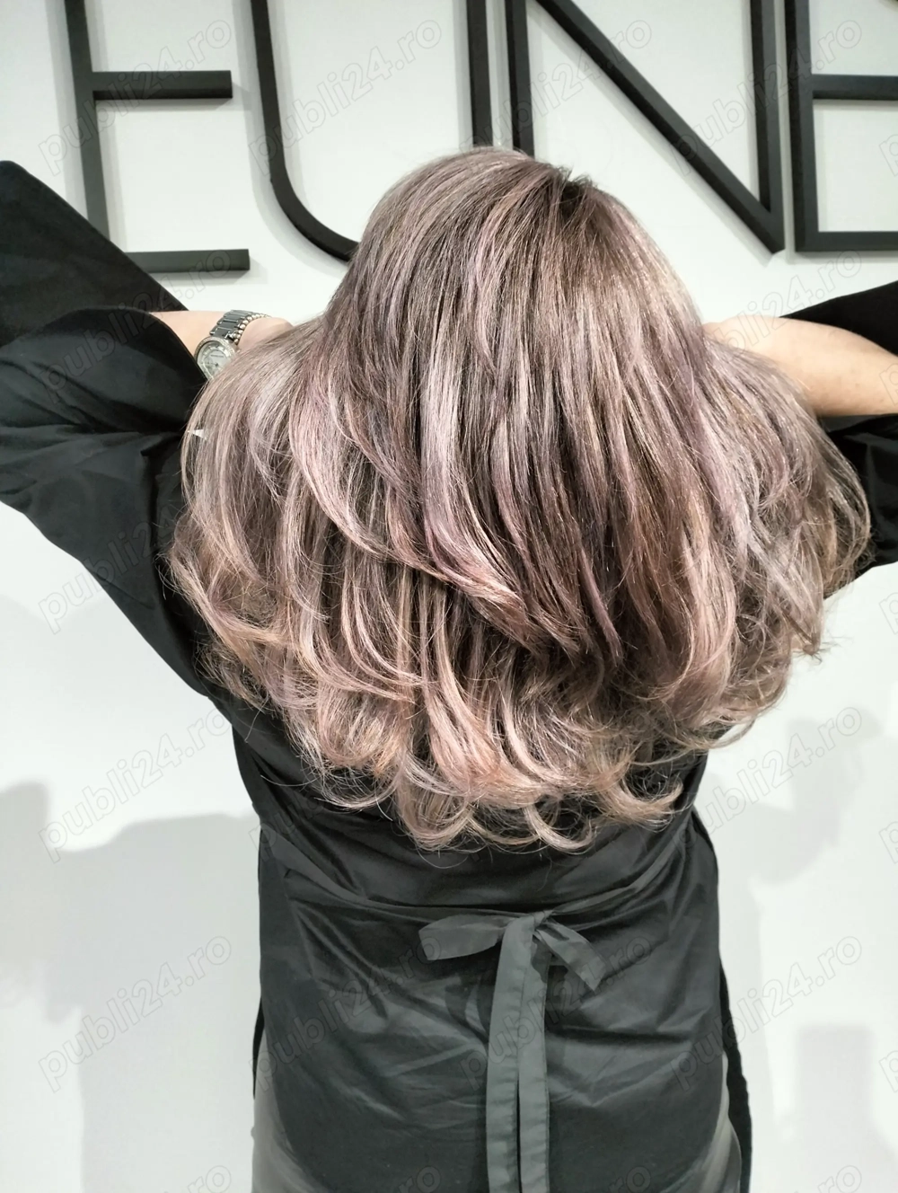 Recrutam stilista coafor cosmeticiana  make-up artist 