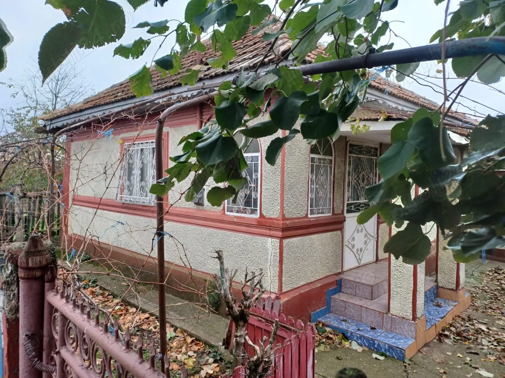 Casă bătrânească la țara Casă bătrânească la țara