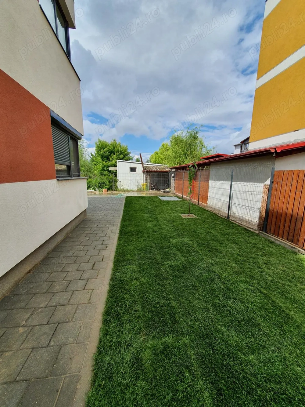 Proprietar vand Apartament 2 camere cu teren de 150 mp si 2 locuri de parcare.