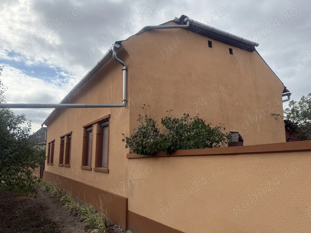Casa mare de vânzare fix in centrul comunei Sânpetru Mare.