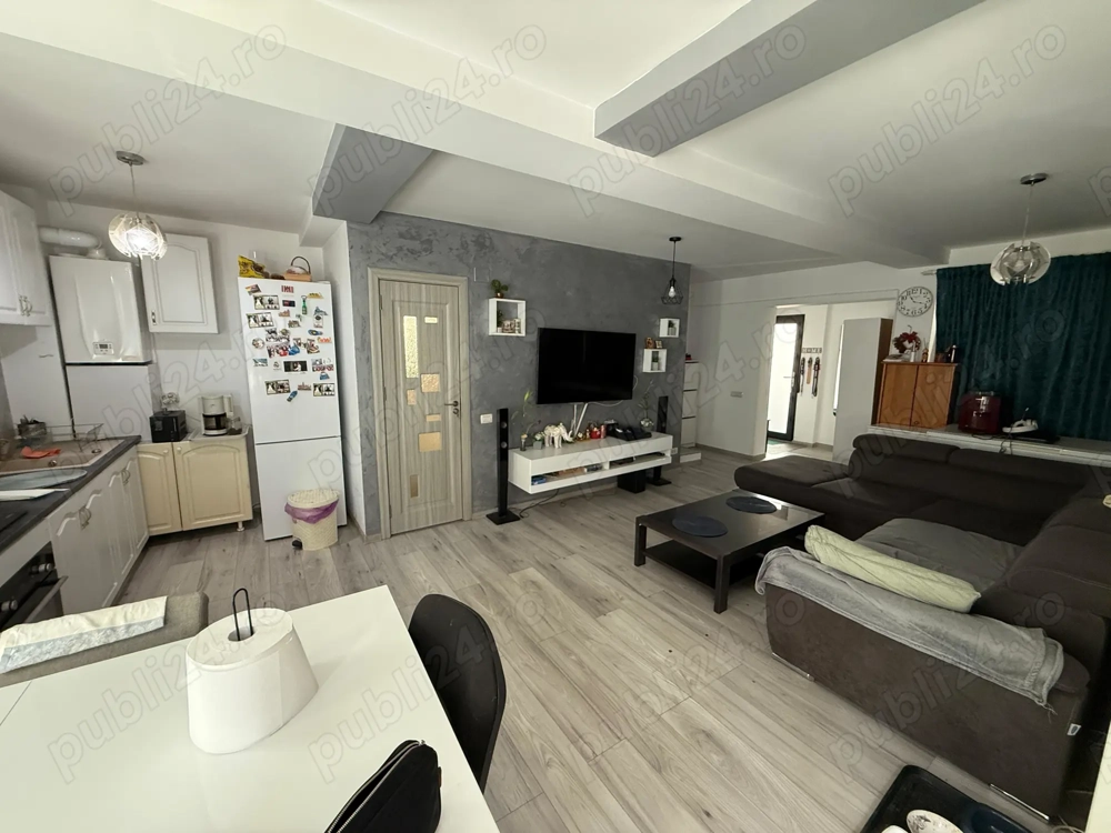 Casă de vânzare - mobilată și utilată   4 cam- 2 băi