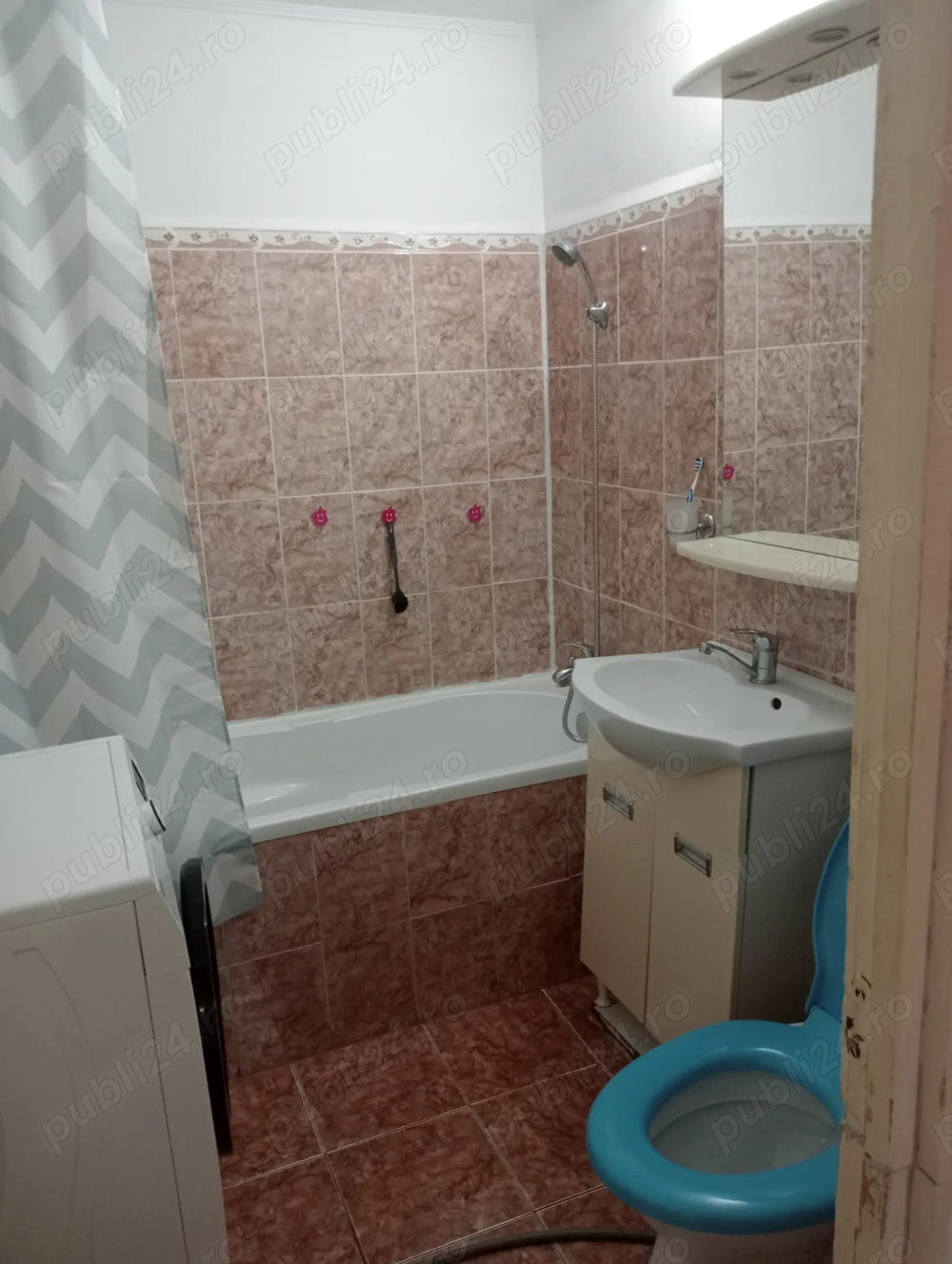 Închiriez apartament cu doua camere 