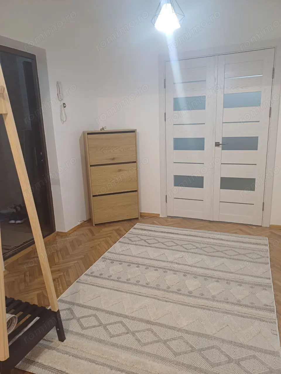 Ofer spre inchiriere aparatament de doua camere cu centrala proprie in zona Piata Sudului