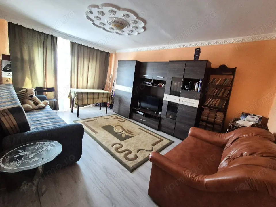Apartament 2 camere, et. 2, în Rovinari, str. Sporturilor