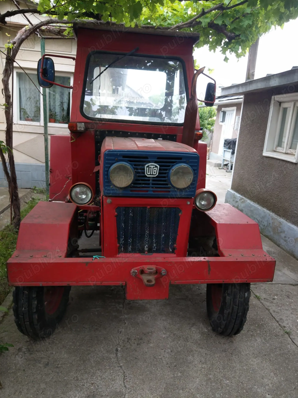 Tractor U445 stare perfecta de functionare cu utilaje, plug, freza poloneza, remorca si piese schimb