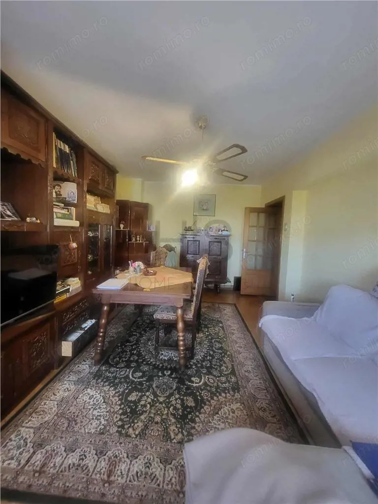 Apartament 3 Camere, Decomandat, zona Piata Moldovei