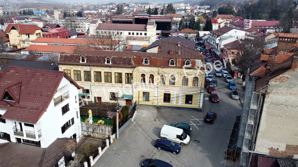 Pensiune de vânzare în Curtea de Argeș, piața centrală.