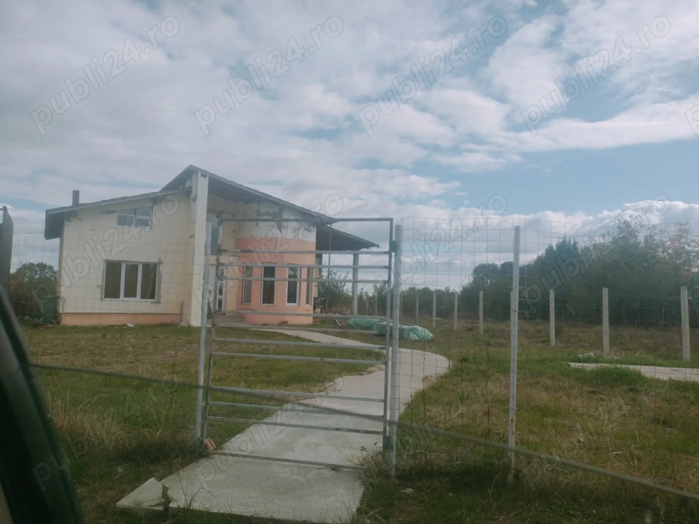Vând casă com suseni P+M și anexa garaj auto cu canal fără acoperiș finalizare